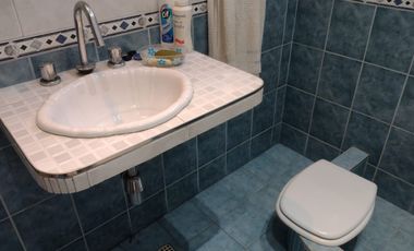 CASA EN VTA AMPLIAS DIMENSIONES MUY BIEN UBICADA.