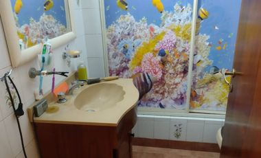 CASA EN VTA AMPLIAS DIMENSIONES MUY BIEN UBICADA.