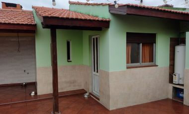 CASA EN VTA AMPLIAS DIMENSIONES MUY BIEN UBICADA.