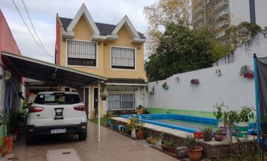 CASA EN VTA AMPLIAS DIMENSIONES MUY BIEN UBICADA.