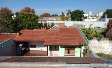 CASA EN VTA AMPLIAS DIMENSIONES MUY BIEN UBICADA.