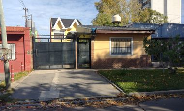 CASA EN VTA AMPLIAS DIMENSIONES MUY BIEN UBICADA.