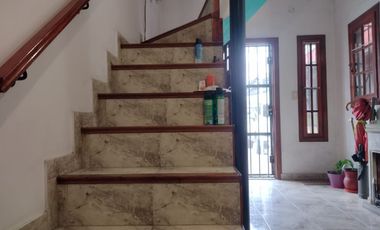 CASA EN VTA AMPLIAS DIMENSIONES MUY BIEN UBICADA.