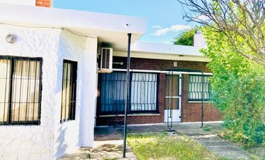 CASA EN VENTA EN BERAZATEGUI  EXCELENTE UBICACIÓN