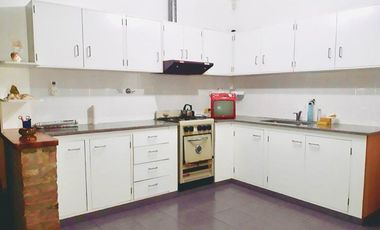CASA EN VENTA EN BERAZATEGUI  EXCELENTE UBICACIÓN