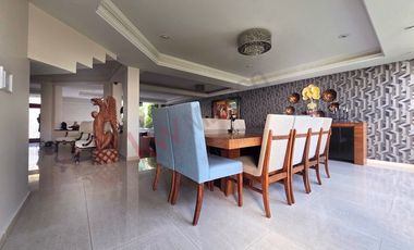 Renta Residencia Amueblada en Colinas del Bosque: Privacidad, Amplitud y Lujo en El Sur