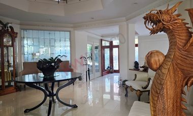 Renta Residencia Amueblada en Colinas del Bosque: Privacidad, Amplitud y Lujo en El Sur