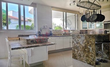 Renta Residencia Amueblada en Colinas del Bosque: Privacidad, Amplitud y Lujo en El Sur