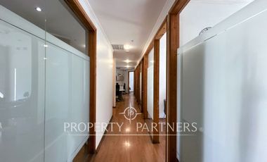 Muy luminosa oficina habilitada, piso 12 en Nueva Las Condes - 7 privados.