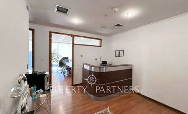 Muy luminosa oficina habilitada, piso 12 en Nueva Las Condes - 7 privados.