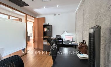 Muy luminosa oficina habilitada, piso 12 en Nueva Las Condes - 7 privados.