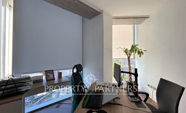 Muy luminosa oficina habilitada, piso 12 en Nueva Las Condes - 7 privados.