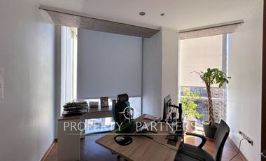 Muy luminosa oficina habilitada, piso 12 en Nueva Las Condes - 7 privados.