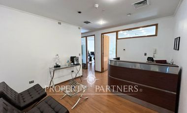 Muy luminosa oficina habilitada, piso 12 en Nueva Las Condes - 7 privados.