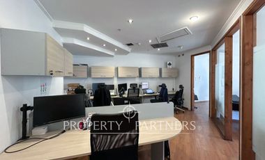 Muy luminosa oficina habilitada, piso 12 en Nueva Las Condes - 7 privados.