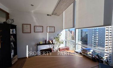 Muy luminosa oficina habilitada, piso 12 en Nueva Las Condes - 7 privados.