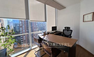 Muy luminosa oficina habilitada, piso 12 en Nueva Las Condes - 7 privados.