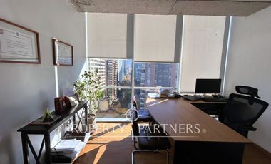 Muy luminosa oficina habilitada, piso 12 en Nueva Las Condes - 7 privados.
