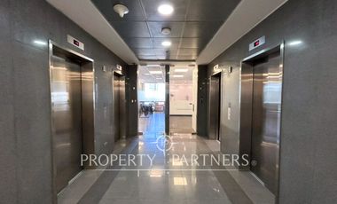 Muy luminosa oficina habilitada, piso 12 en Nueva Las Condes - 7 privados.