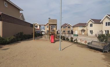 Arriendo Casa Condominio con Laguna 4D/3B