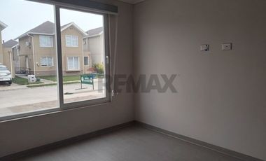 Arriendo Casa Condominio con Laguna 4D/3B
