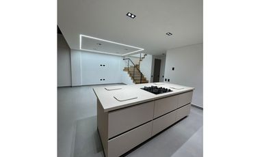 CASA EN UNIDAD CERRADA EN LLANOGRANDE