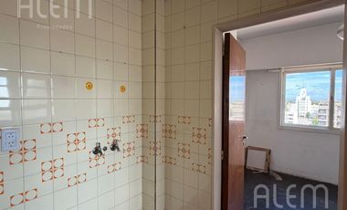Oportunidad - Departamento de 4 ambientes con cochera en Lomas de Zamora Oeste