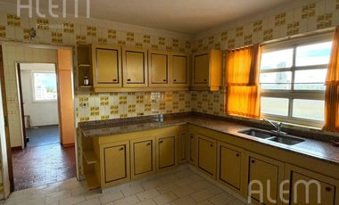 Oportunidad - Departamento de 4 ambientes con cochera en Lomas de Zamora Oeste