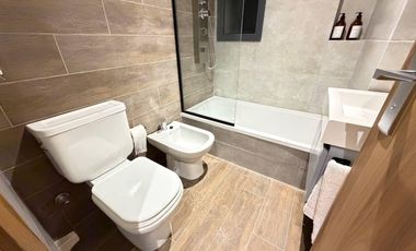VENTA: departamento de dos dormitorios con pileta, patio y parrillero. Rosario, centro