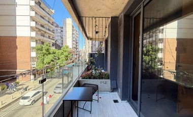 VENTA: departamento de dos dormitorios con pileta, patio y parrillero. Rosario, centro