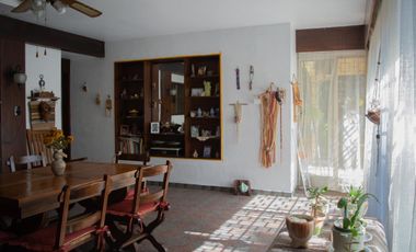 Casa de 4 ambientes con pileta y garage en venta en Martinez