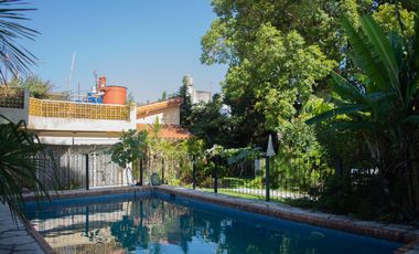 Casa de 4 ambientes con pileta y garage en venta en Martinez