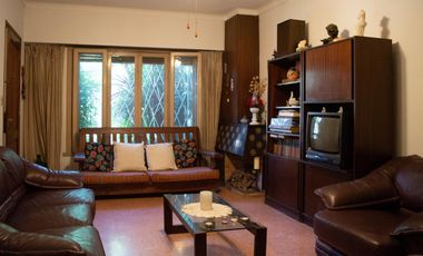 Casa de 4 ambientes con pileta y garage en venta en Martinez