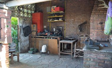 Casa de 4 ambientes con pileta y garage en venta en Martinez
