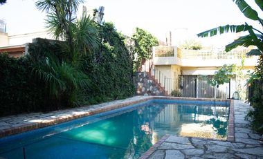 Casa de 4 ambientes con pileta y garage en venta en Martinez