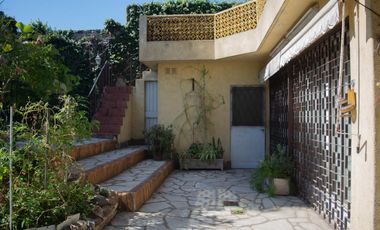 Casa de 4 ambientes con pileta y garage en venta en Martinez