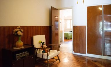 Casa de 4 ambientes con pileta y garage en venta en Martinez