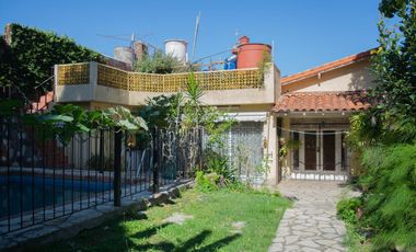 Casa de 4 ambientes con pileta y garage en venta en Martinez
