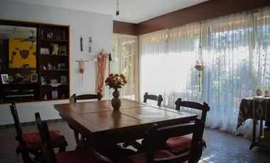 Casa de 4 ambientes con pileta y garage en venta en Martinez