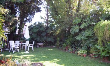 Casa de 4 ambientes con pileta y garage en venta en Martinez