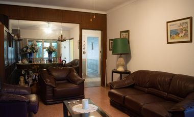 Casa de 4 ambientes con pileta y garage en venta en Martinez