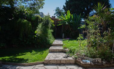 Casa de 4 ambientes con pileta y garage en venta en Martinez