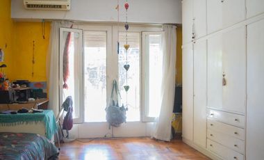 Casa de 4 ambientes con pileta y garage en venta en Martinez