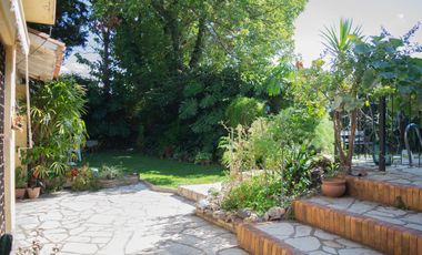Casa de 4 ambientes con pileta y garage en venta en Martinez