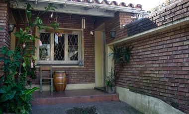 Casa de 4 ambientes con pileta y garage en venta en Martinez