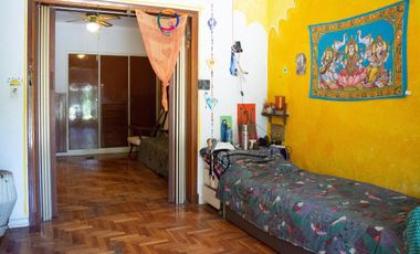 Casa de 4 ambientes con pileta y garage en venta en Martinez