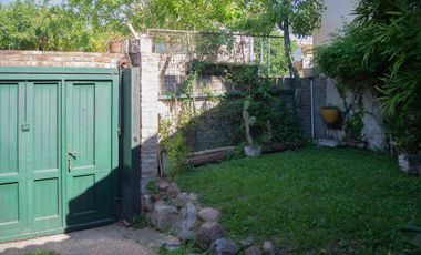 Casa de 4 ambientes con pileta y garage en venta en Martinez