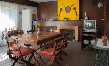 Casa de 4 ambientes con pileta y garage en venta en Martinez