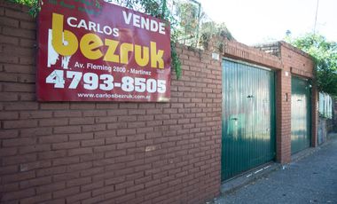Casa de 4 ambientes con pileta y garage en venta en Martinez