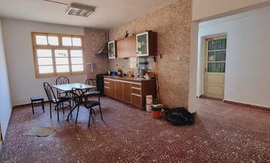VENTA Casa 3 dormitorios   Local Comercial. San Luis. J. G. Funes N°732